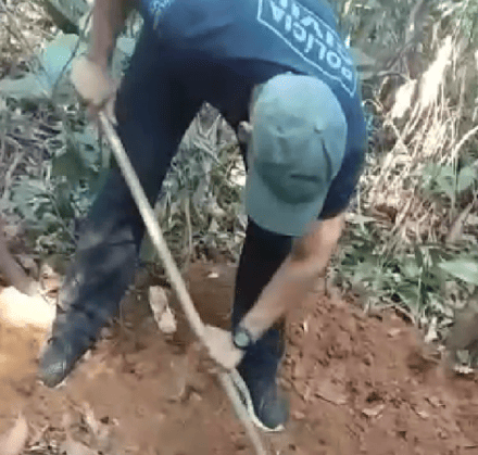 Corpo encontrado em cova rasa