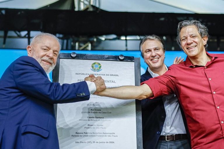 Presidente Lula com os ministros Camilo Santana (Educação) e Fernando Haddad (Fazenda) durante cerimônia de lançamento da pedra fundamental do Campus Zona Leste da Unifesp e do Campus Cidade Tiradentes do IFSP