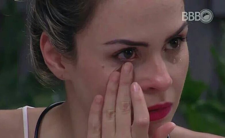 Ana Paula avança contra Cowboy e é impedida por aliados; confira vídeo