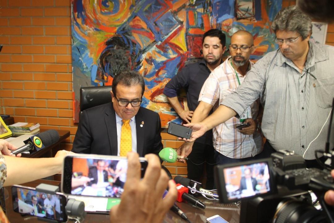 Deputado Henrique Pires em coletiva à imprensa