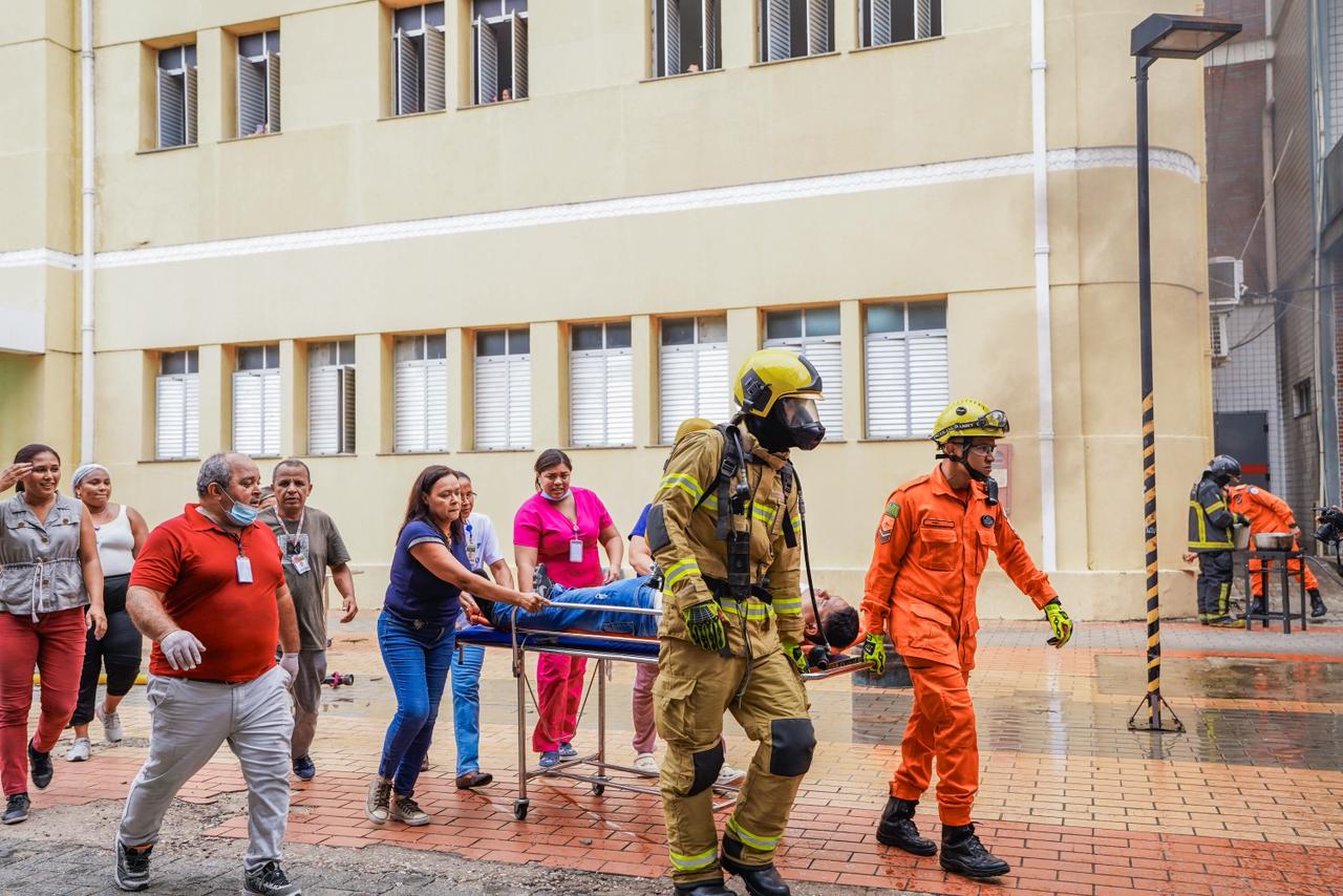 Simulação realística de incêndio no Hospital Getúlio Vargas mobilizou equipes de saúde e órgãos de segurança durante exercício de evacuação no Centro de Teresina