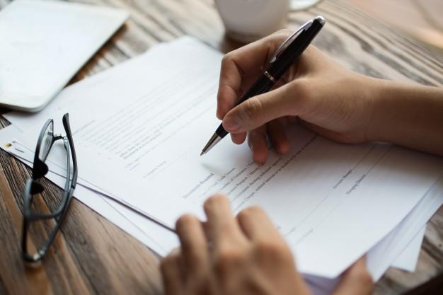Homem de negócios examinando papeis na mesa