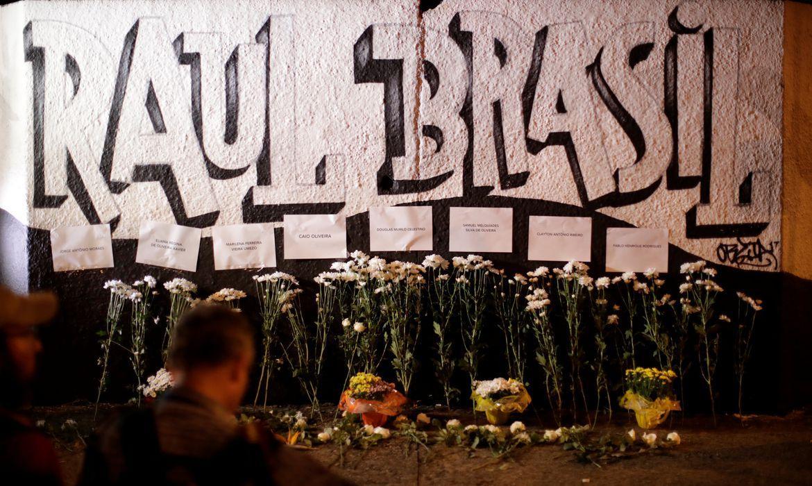 Homenagens a crianças mortas em escola