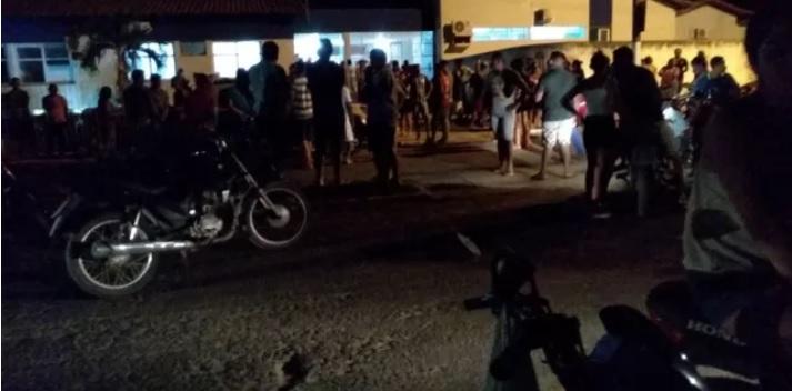 Curiosos lotaram a frente do hospital em Palmeirais