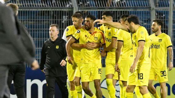 Lateral do Peñarol, Maximiliano Olivera ficou ensanguentado após ser atingido por objeto lançado pela torcida do Rosario Central, no Gigante de Arroyito, em compromisso pela CONMEBOL Libertadores