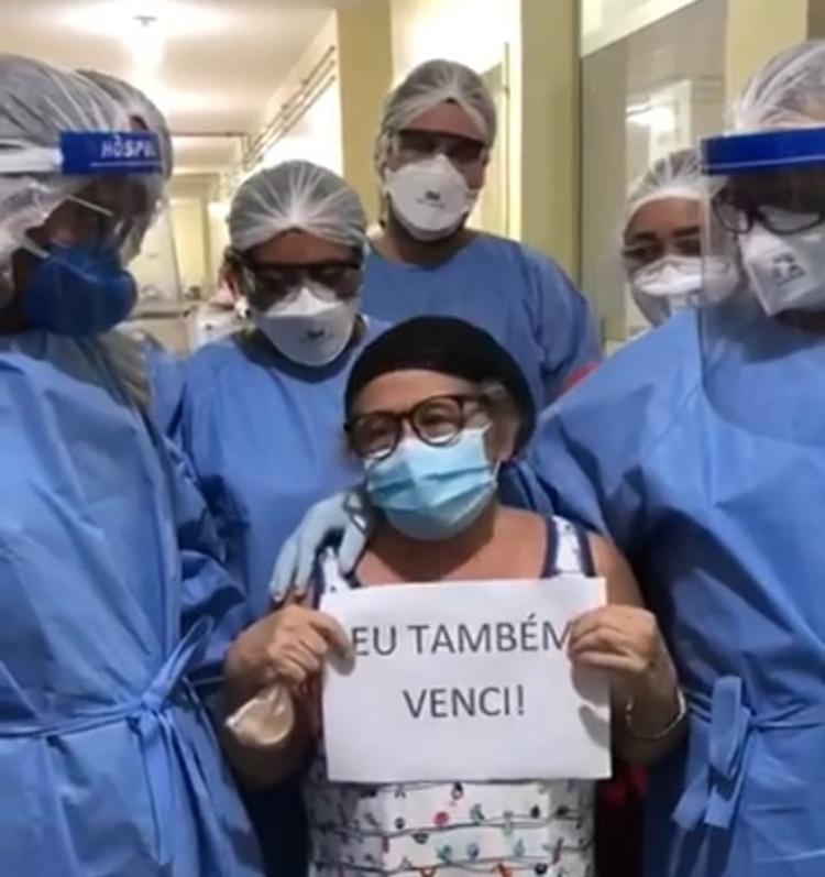 Idosa deixou hospital com aplausos da equipe médica