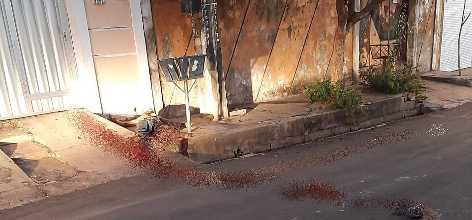 Homem caiu morto em uma calçada da quadra 8 do Renascença I