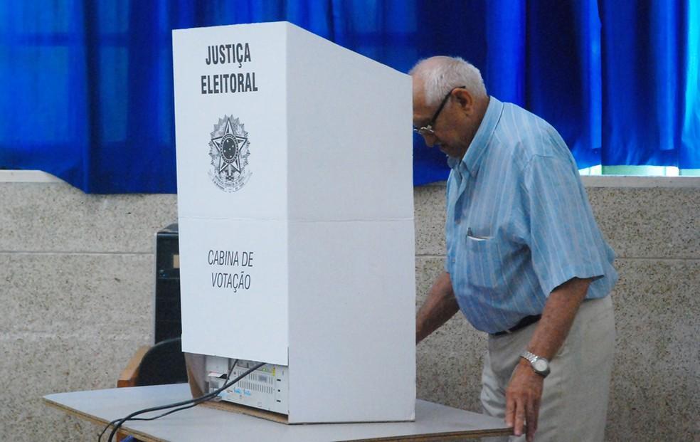 idoso exercendo seu direito eleitoral