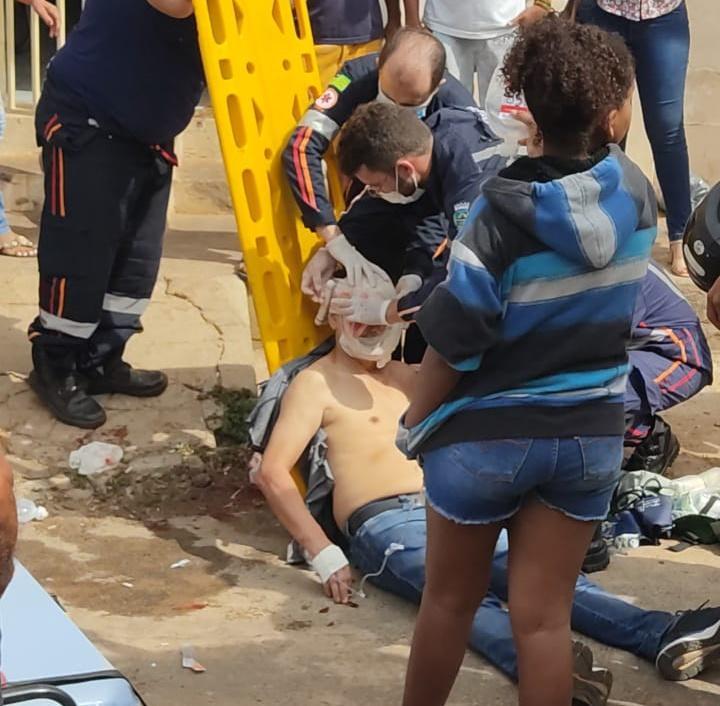Idoso andava pela rua quando foi abordado e teve uma mão decepada
