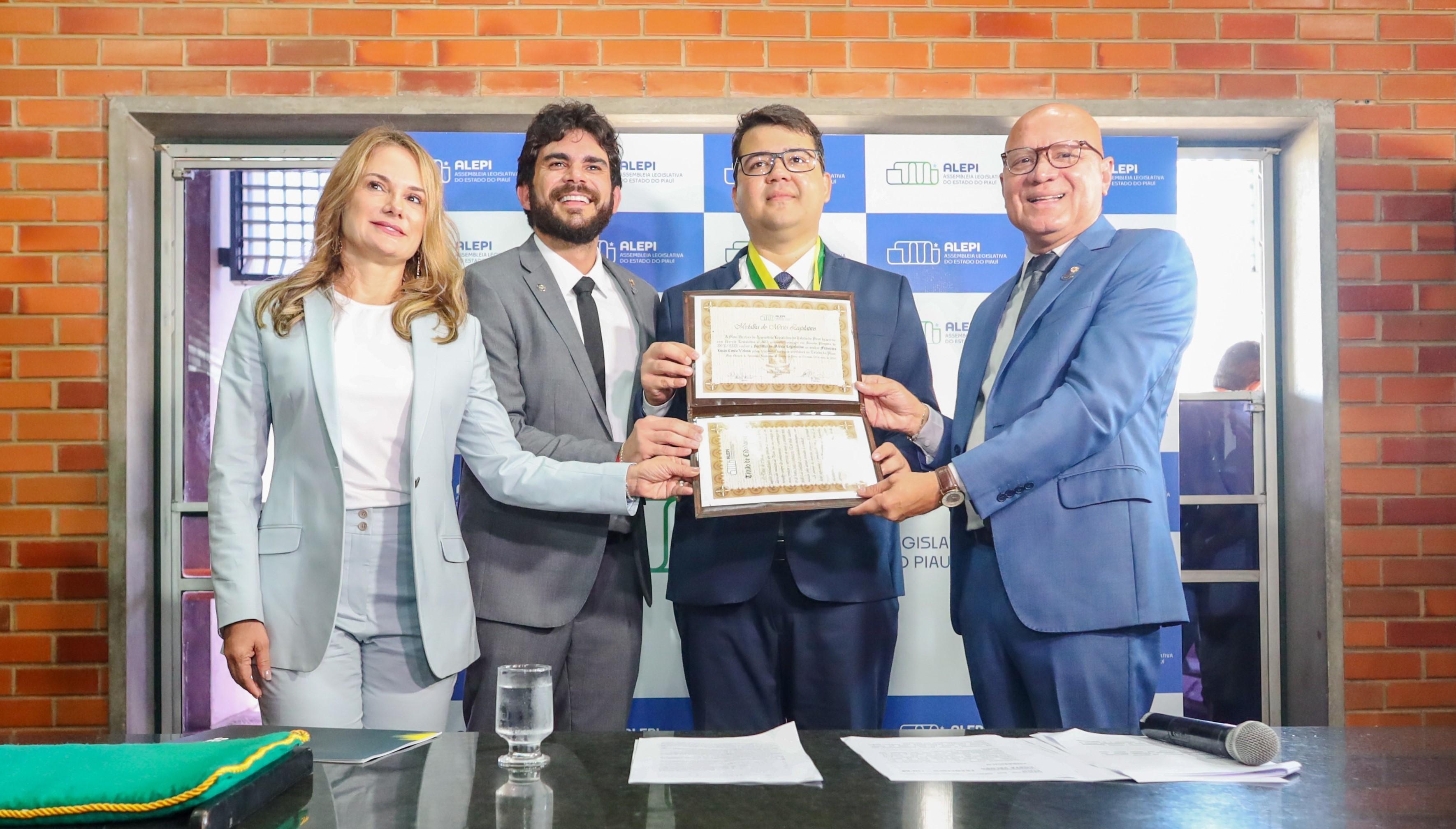 Secretário Chico Lucas recebe Medalha do Mérito Legislativo na Alepi