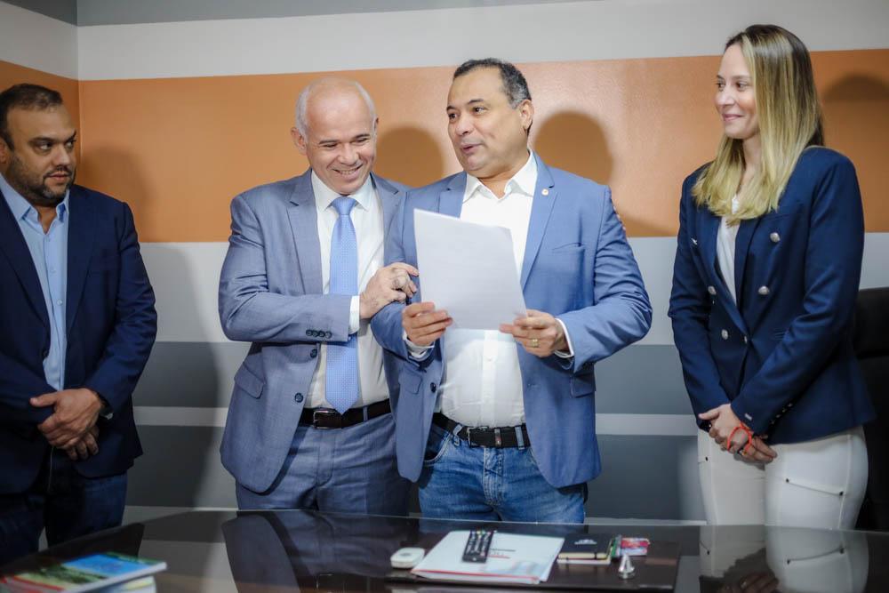 A posse de Thiago Vasconcelos foi dada pelo vice-presidente da Alepi, Evaldo Gomes