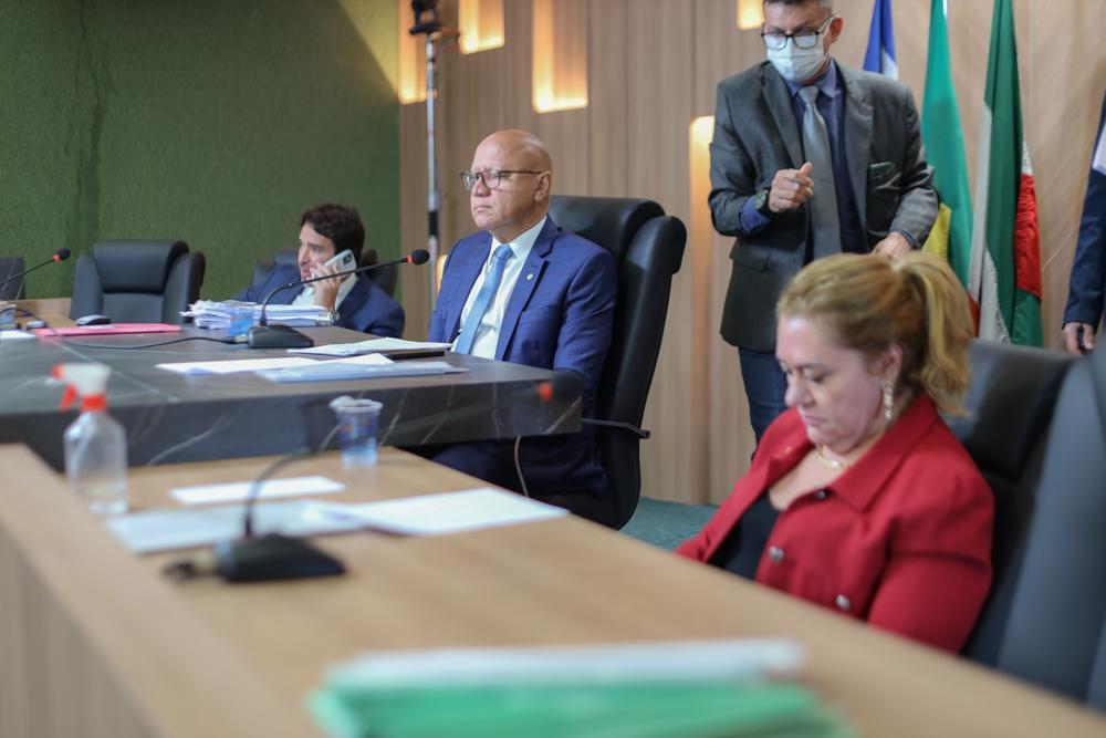Projeto foi lido pelos deputados durante a sessão plenária