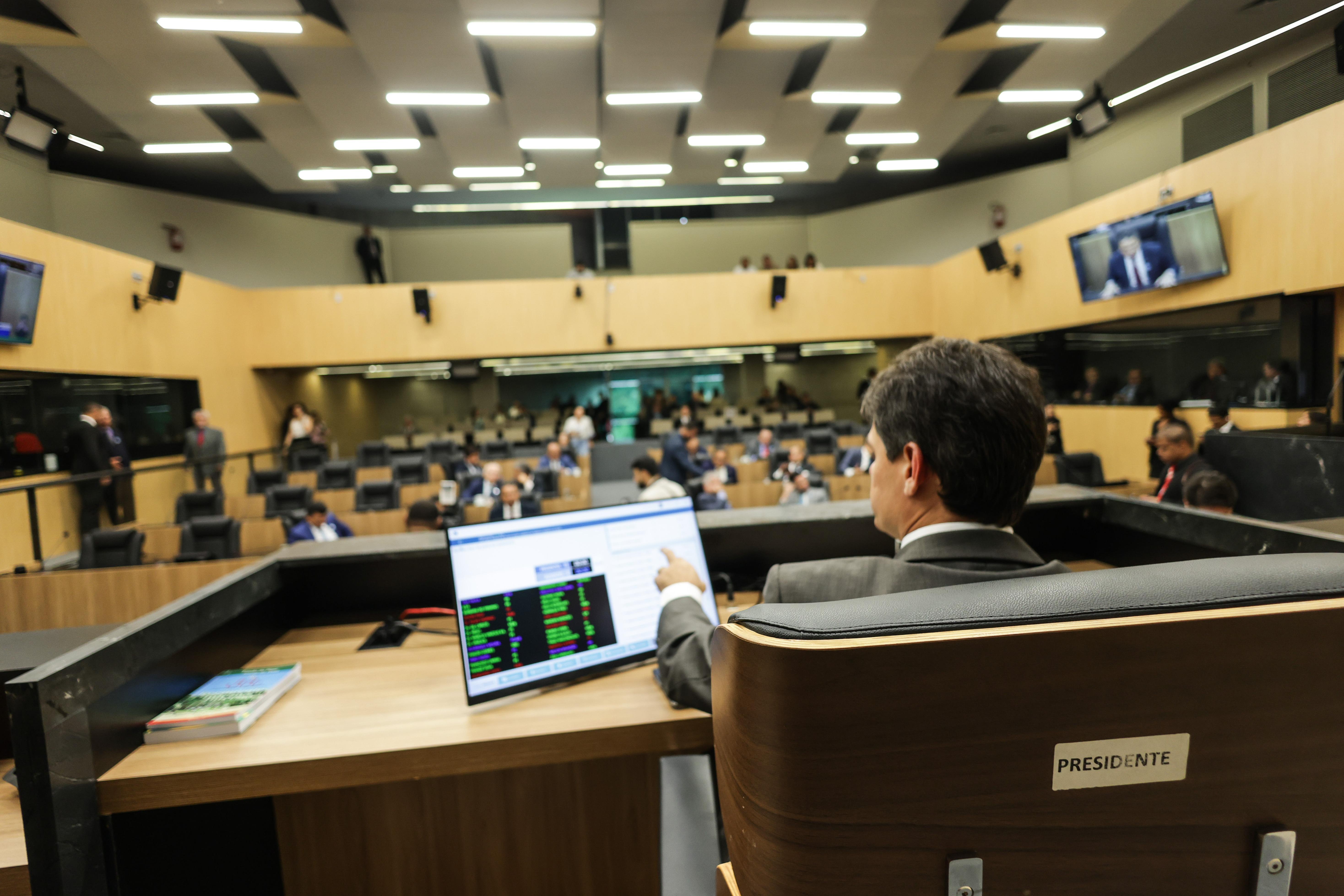 Deputados em sessão plenária na Alepi