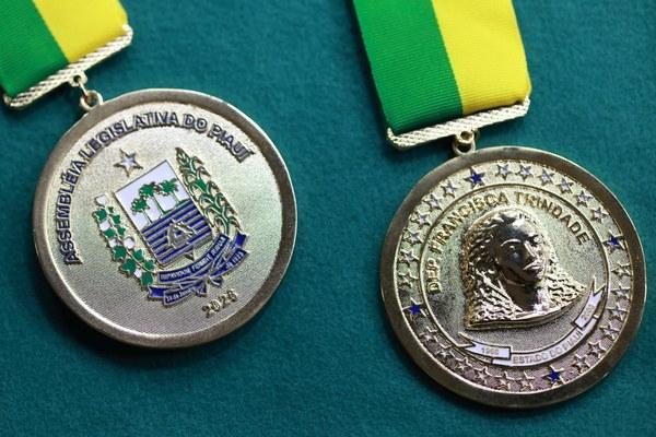 A honraria reconhece a dedicação em defesa dos direitos da mulher