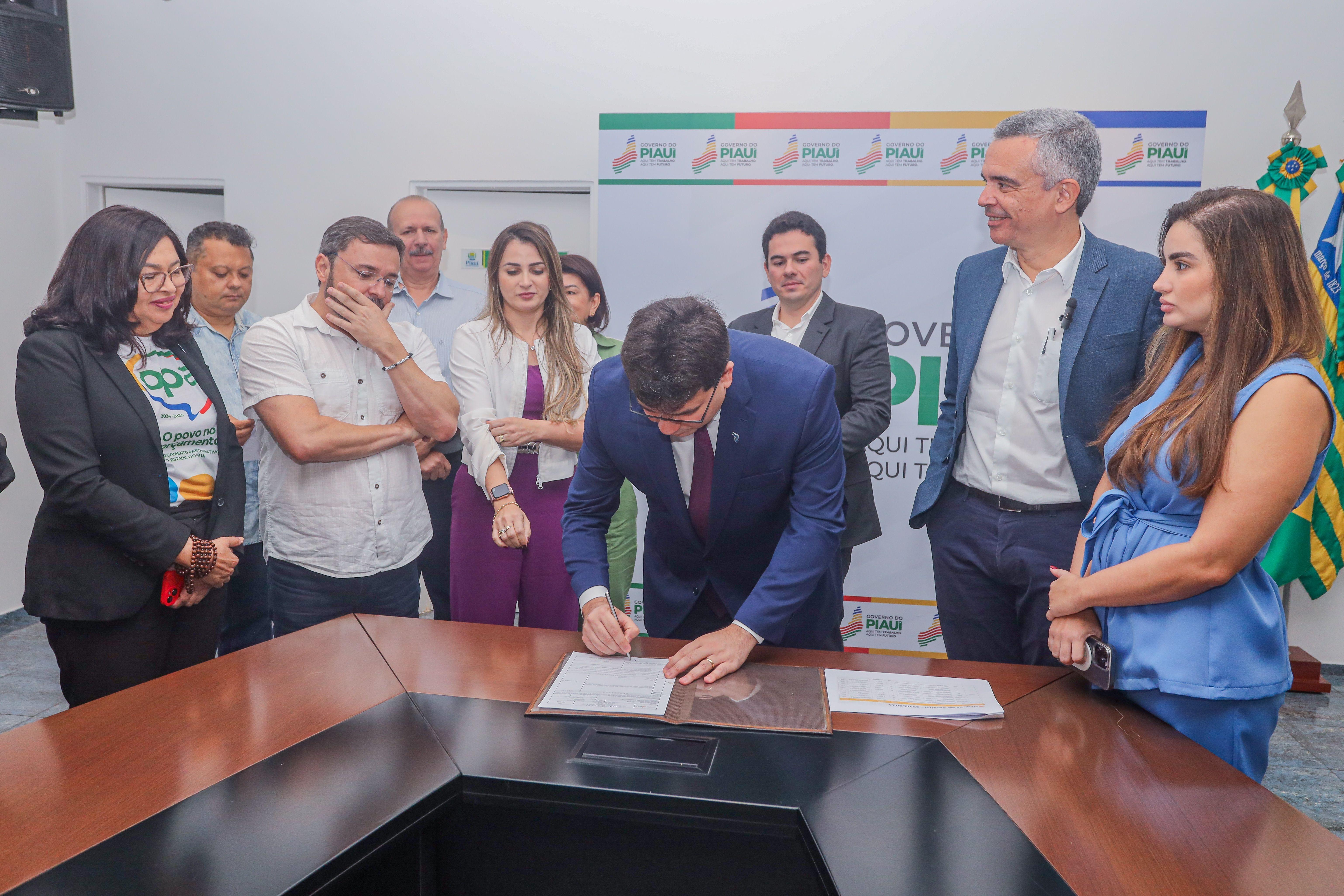 Fonteles assina ordem de serviço para pavimentação e construção de quadras esportivas