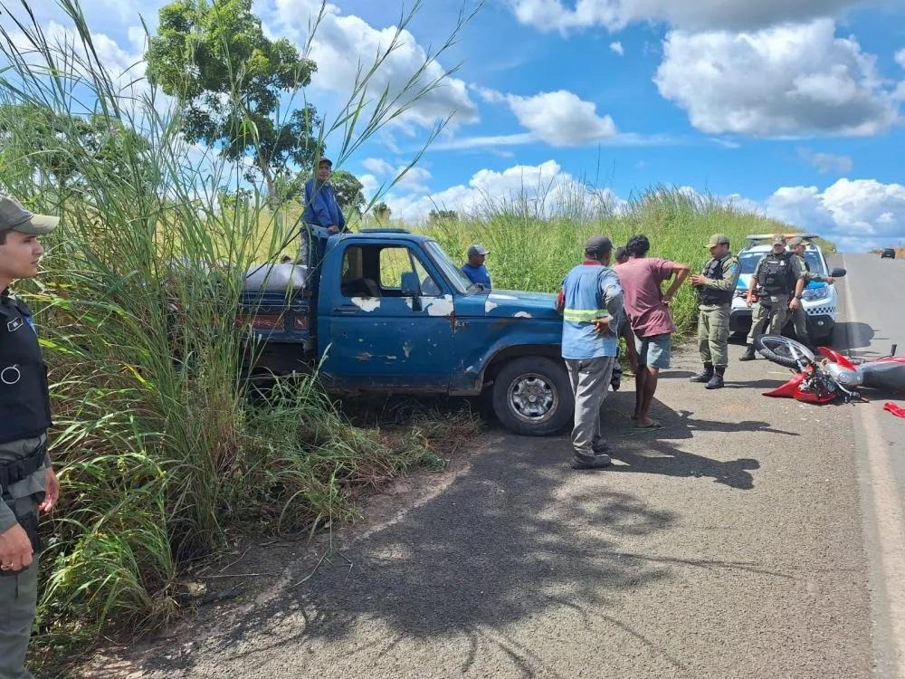 A caminhonete modelo D entrava na rodovia quando colidiu com a motocicleta