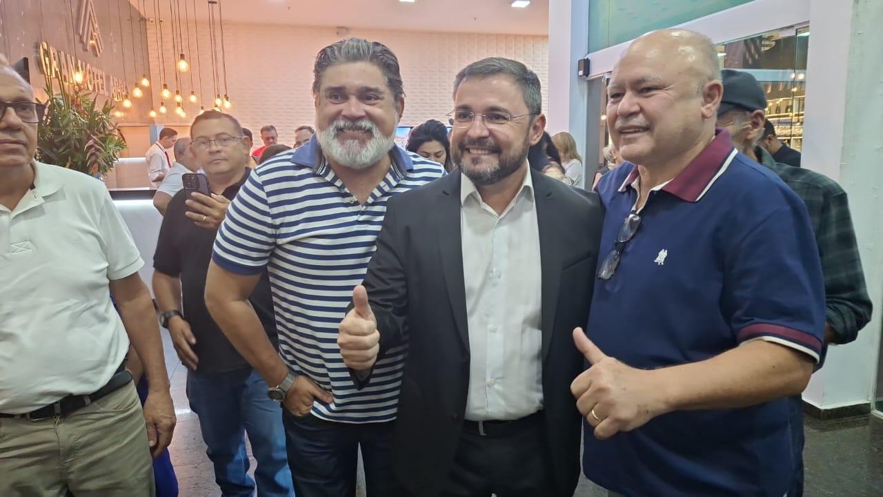 Fábio Novo posa para foto no evento de lançamento da plataforma