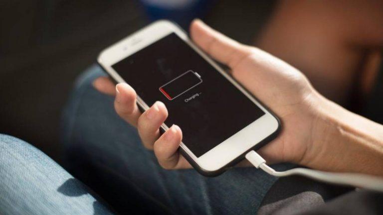 Não se deve manusear o aparelho de celular ou smartphone enquanto estiver conectado à fonte de energia