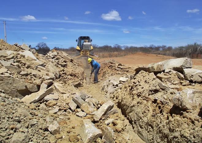 Obras da adutora Padre Lira avançam