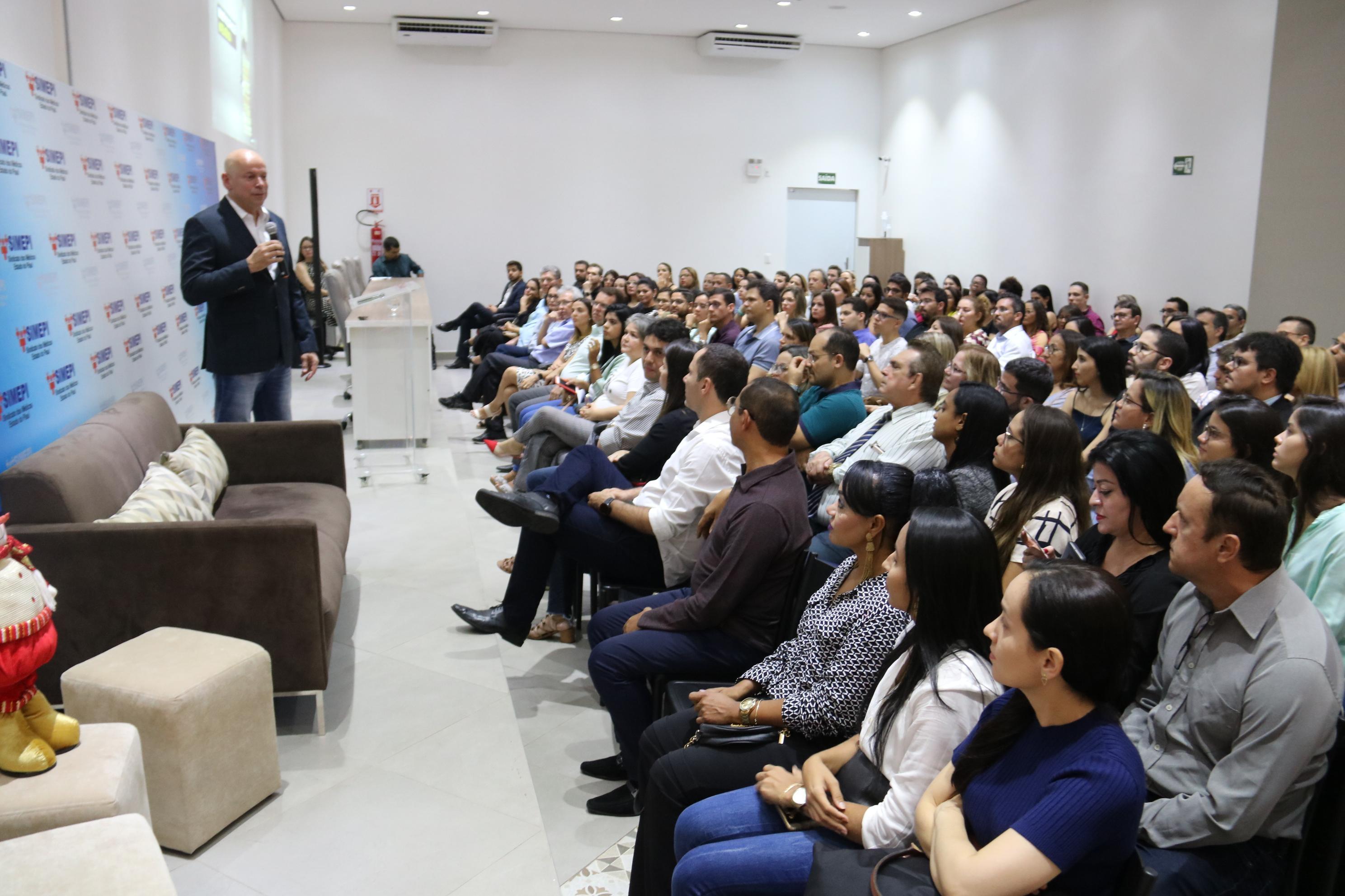 Leandro Karnal esteve em palestra no SIMEPI mostrando como a inteligência e o conhecimento são ferramentas de sucesso para o futuro.