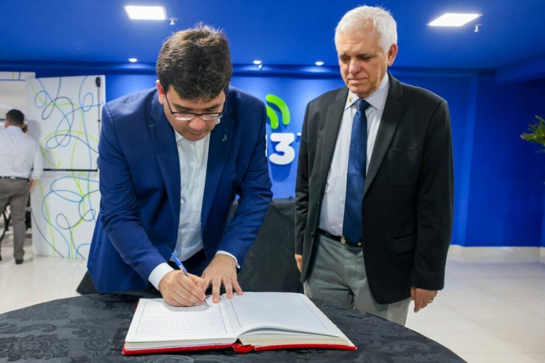 Rafael Fonteles assina transmissão de cargo para o vice Themístocles Filho