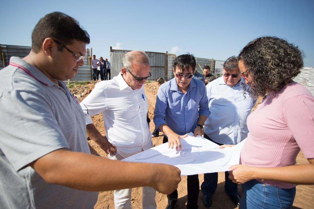 Prefeito visita local de obras