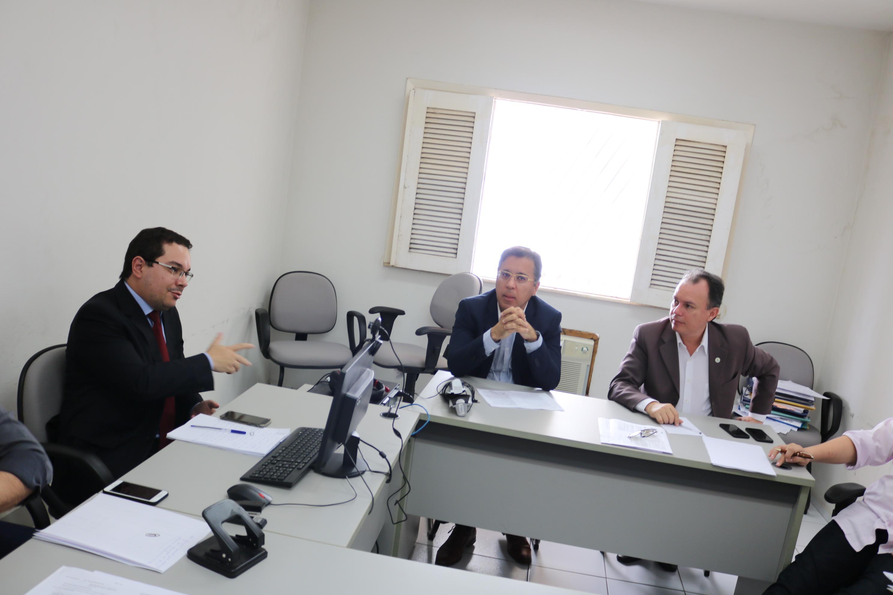 Reunião na sede da Procuradoria Geral do Estado sobre previdência estadual