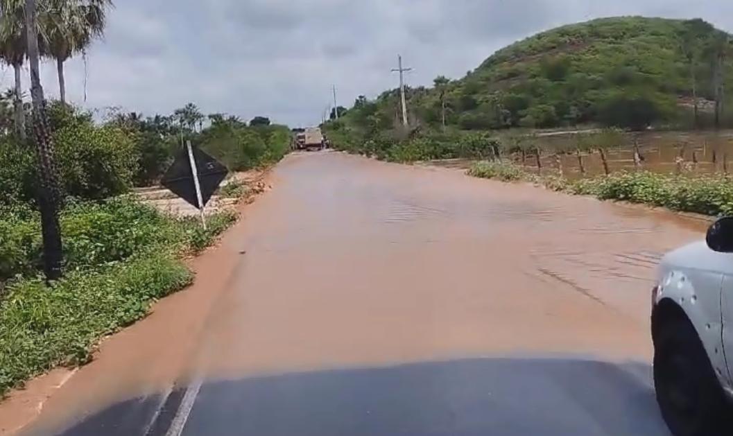 PI-245 fica intrafegável após forte chuva