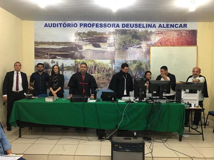Sessão de julgamento em Barras