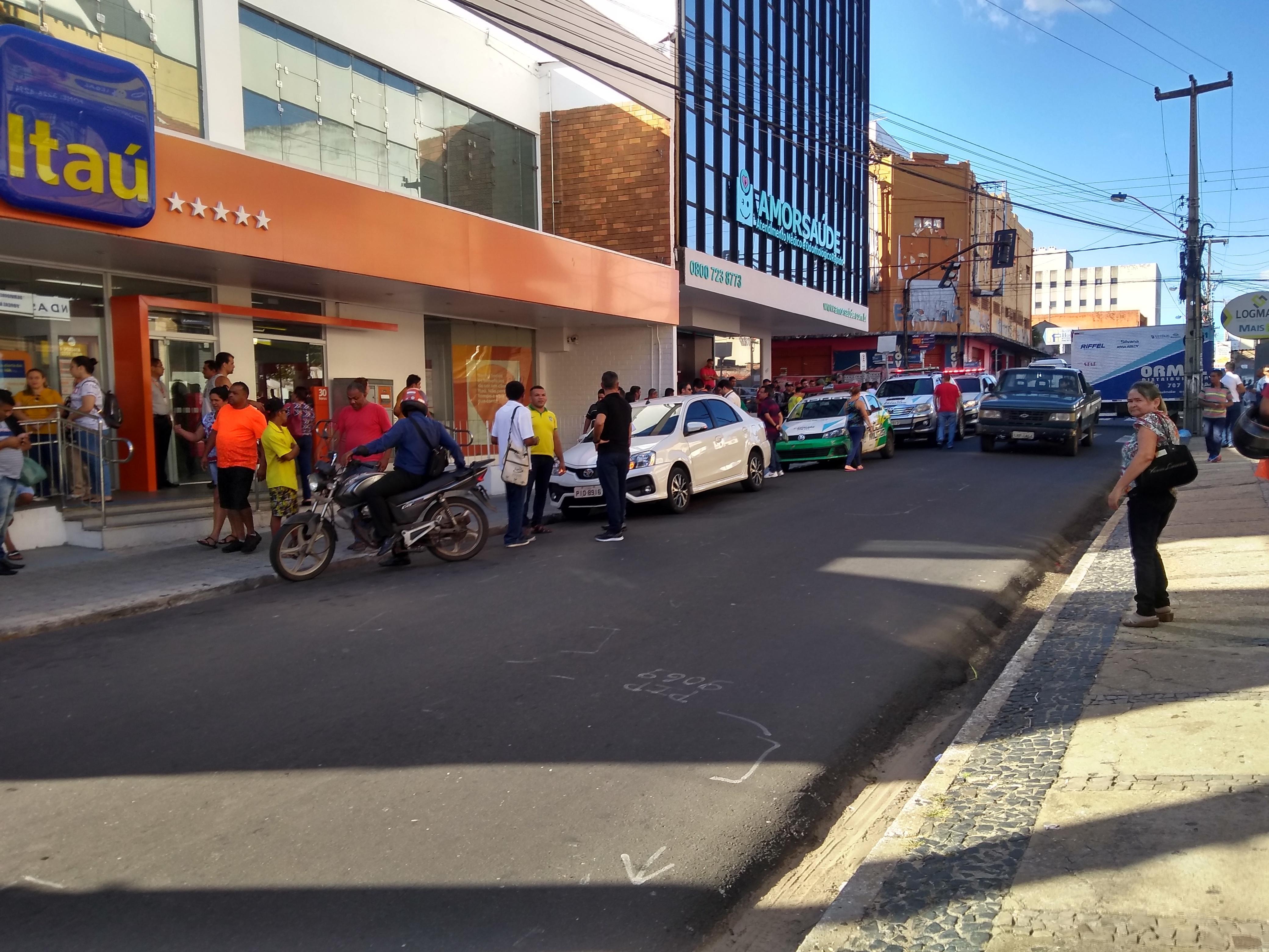 Viaturas da PM e muita gente no local do assalto