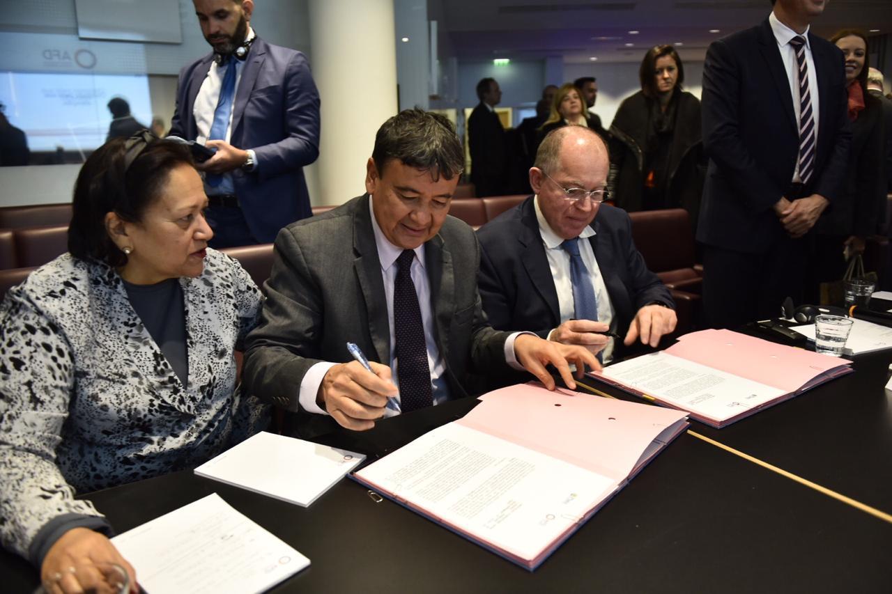 Assinatura de contrato