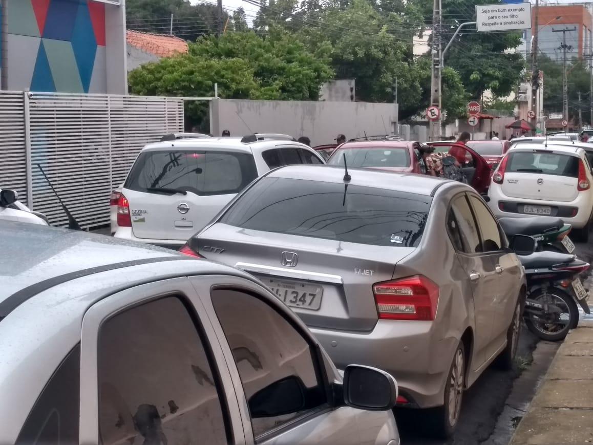 Congestionamentos na frente de escolas são cada vez maiores