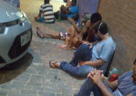 Pernoite no chão numa agência da Caixa em Parnaíba