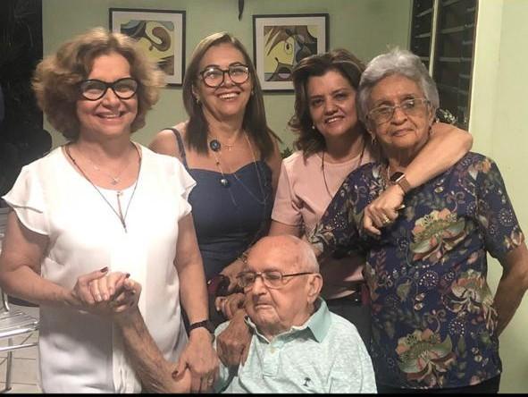 Uma das últimas fotos de Adélia com os pais e irmãs