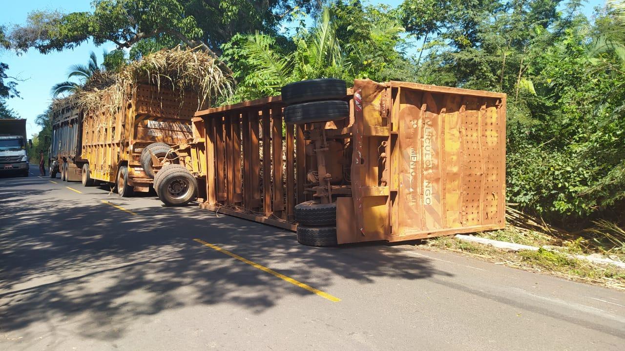 Carga de cana de açúcar ficou espalhada na rodovia