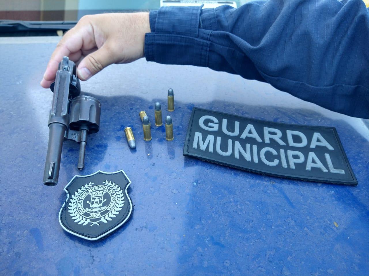 Arma municiada é apreendida com suspeito