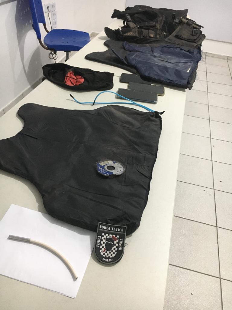 Foram apreendidos, coletes, balaclava, espoleta, uma moto e três celulares