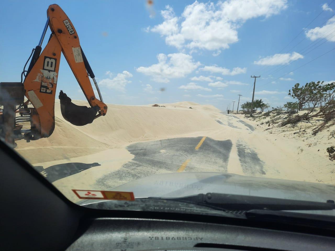 Dunas bloqueiam rodovia da Praia do Coqueiro, em Luís Correia