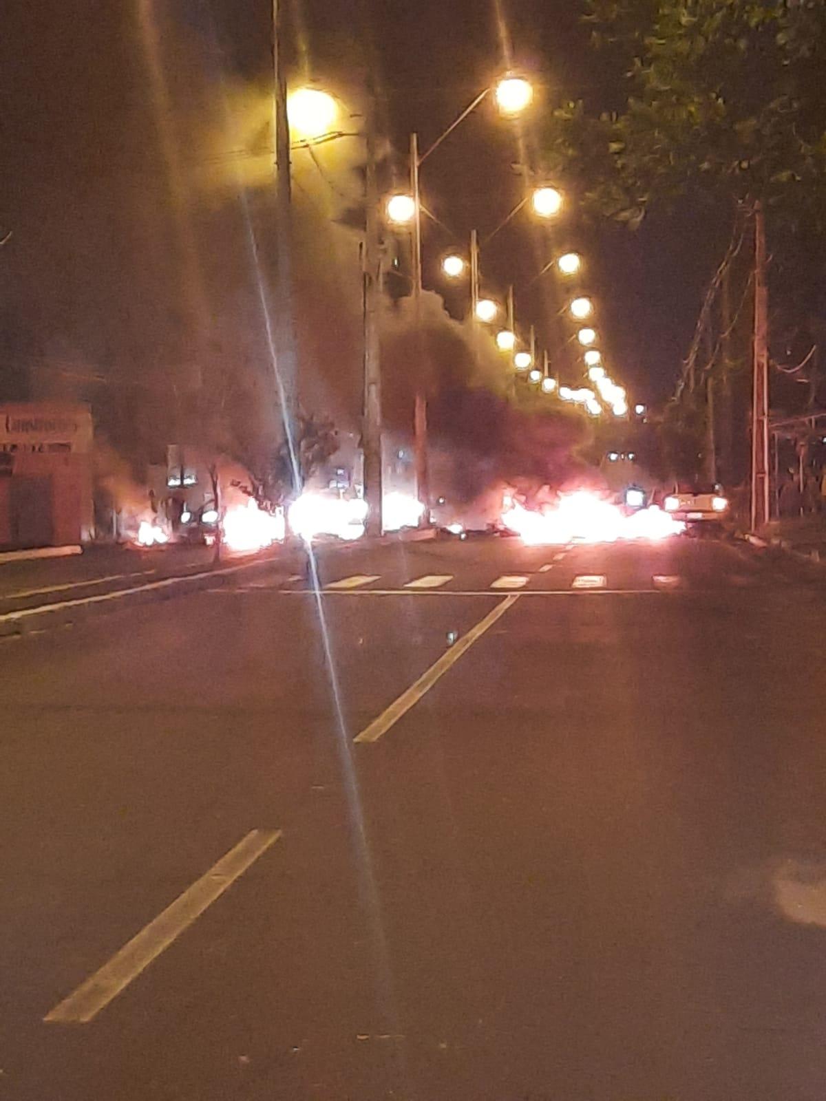 Moradores ateiam fogo em pneus em protesto contra falta de energia