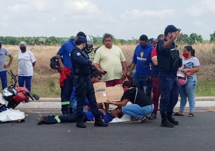 Motociclista fratura pernas ao colidir em caminhão na zona Norte de Teresina