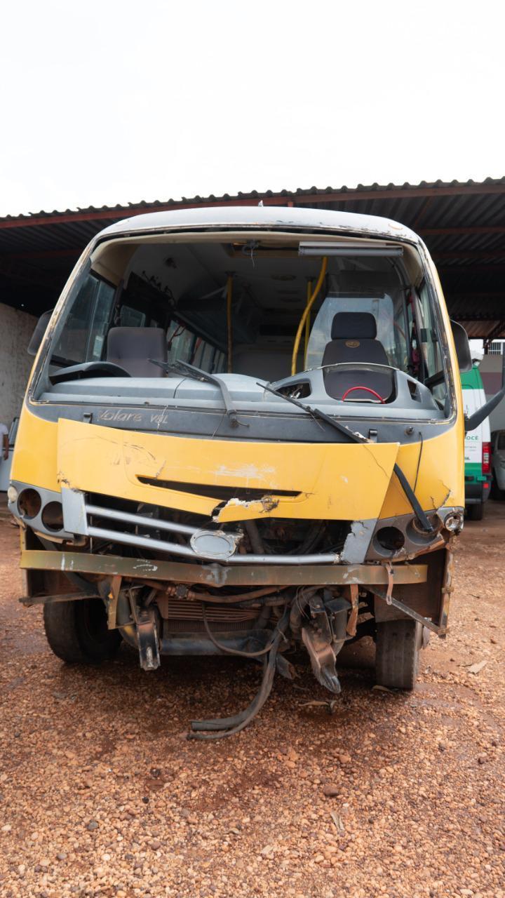 Ônibus escolar sucateado