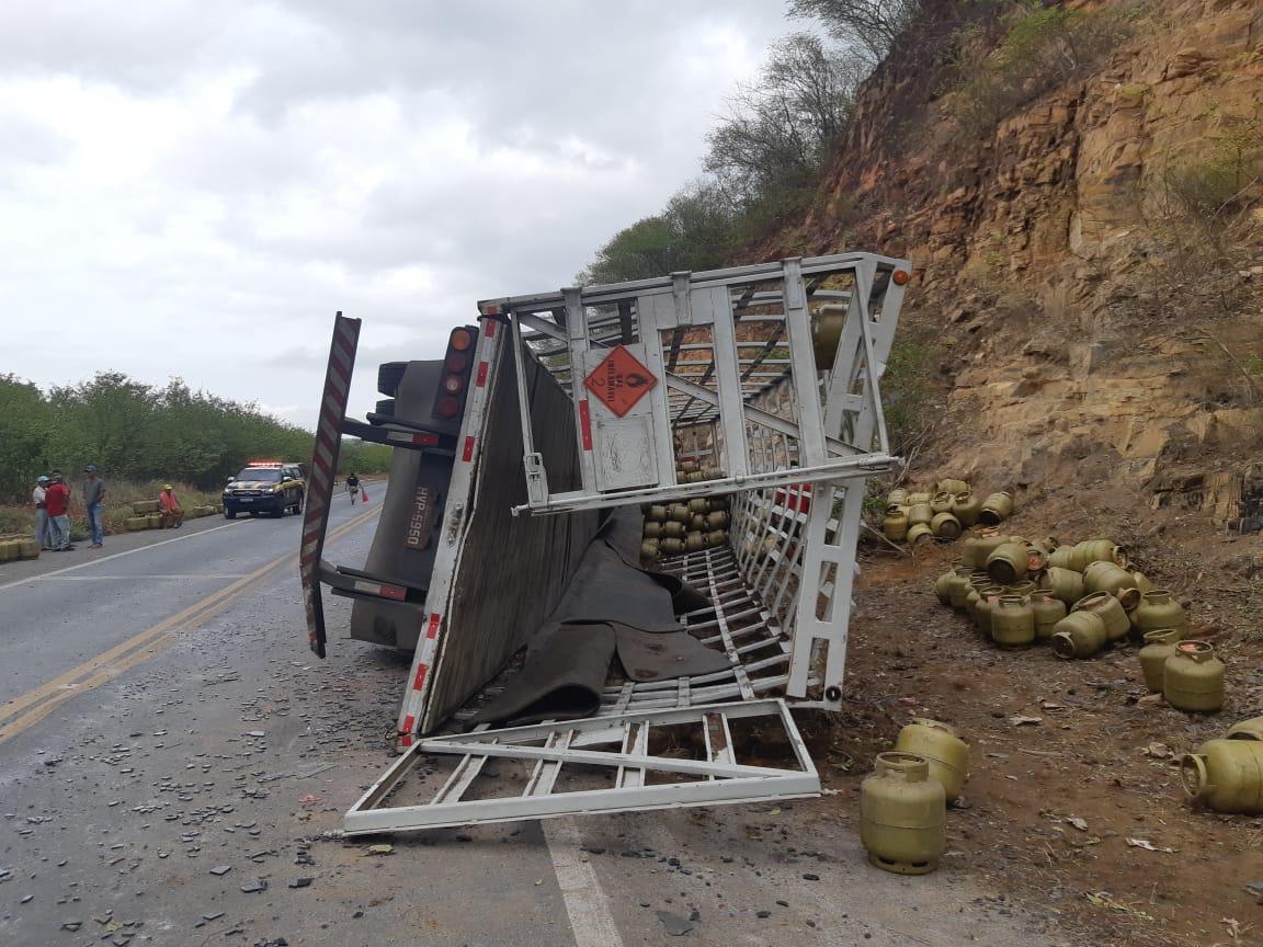Caminhão transportando botijões de gás tomba e carga é saqueada por populares