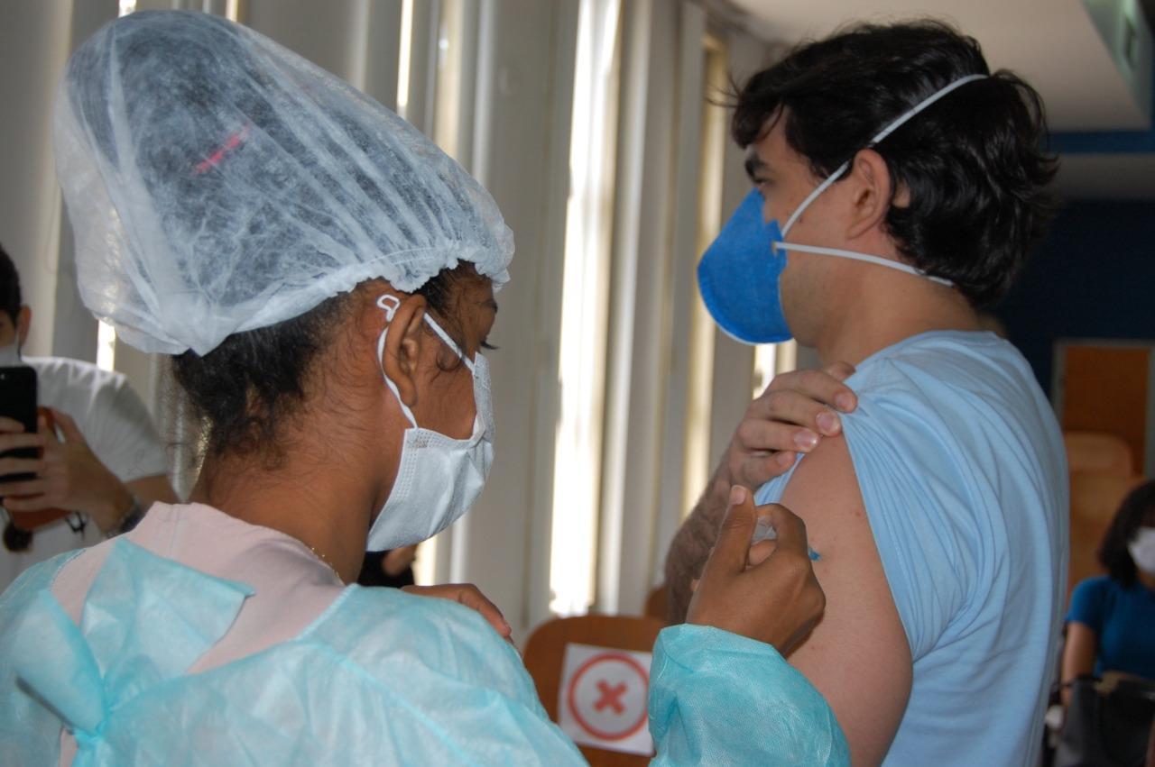 FMS inicia vacina da Covid para acadêmicos de saúde