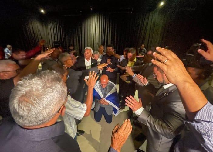 Franzé recebeu bênçãos de pastores