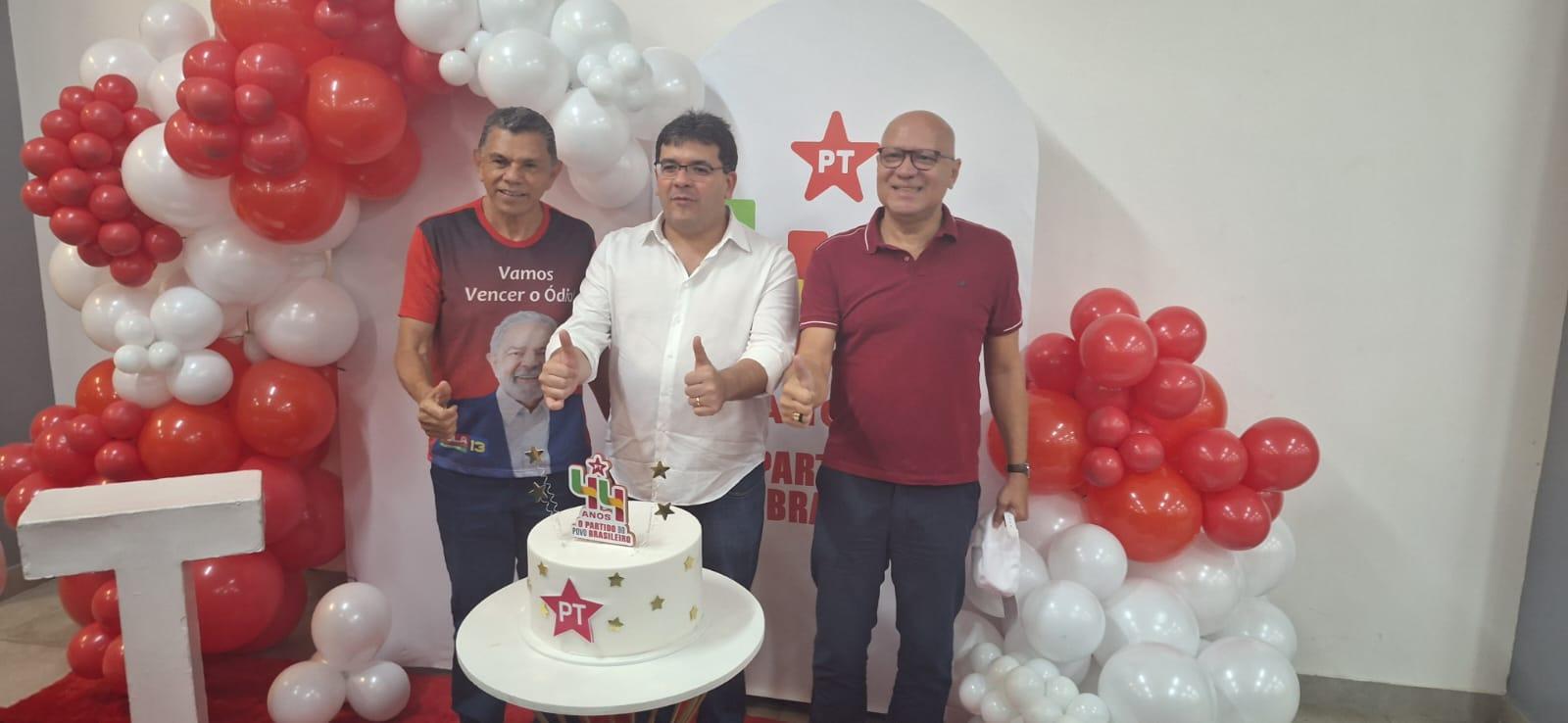 Governador Rafael Fonteles em festa de comemoração do PT