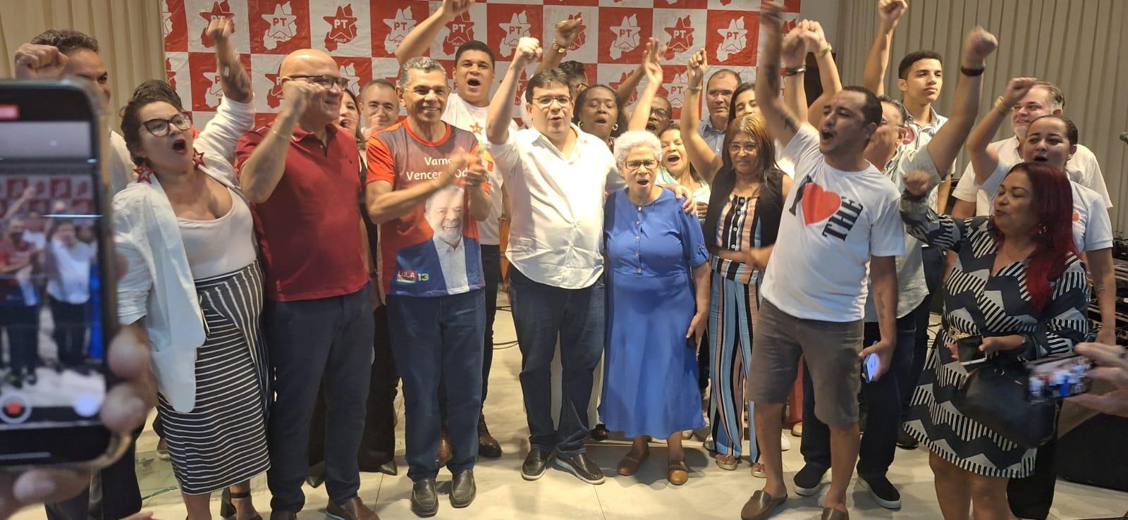 Governador Rafael Fonteles em festa de comemoração do PT