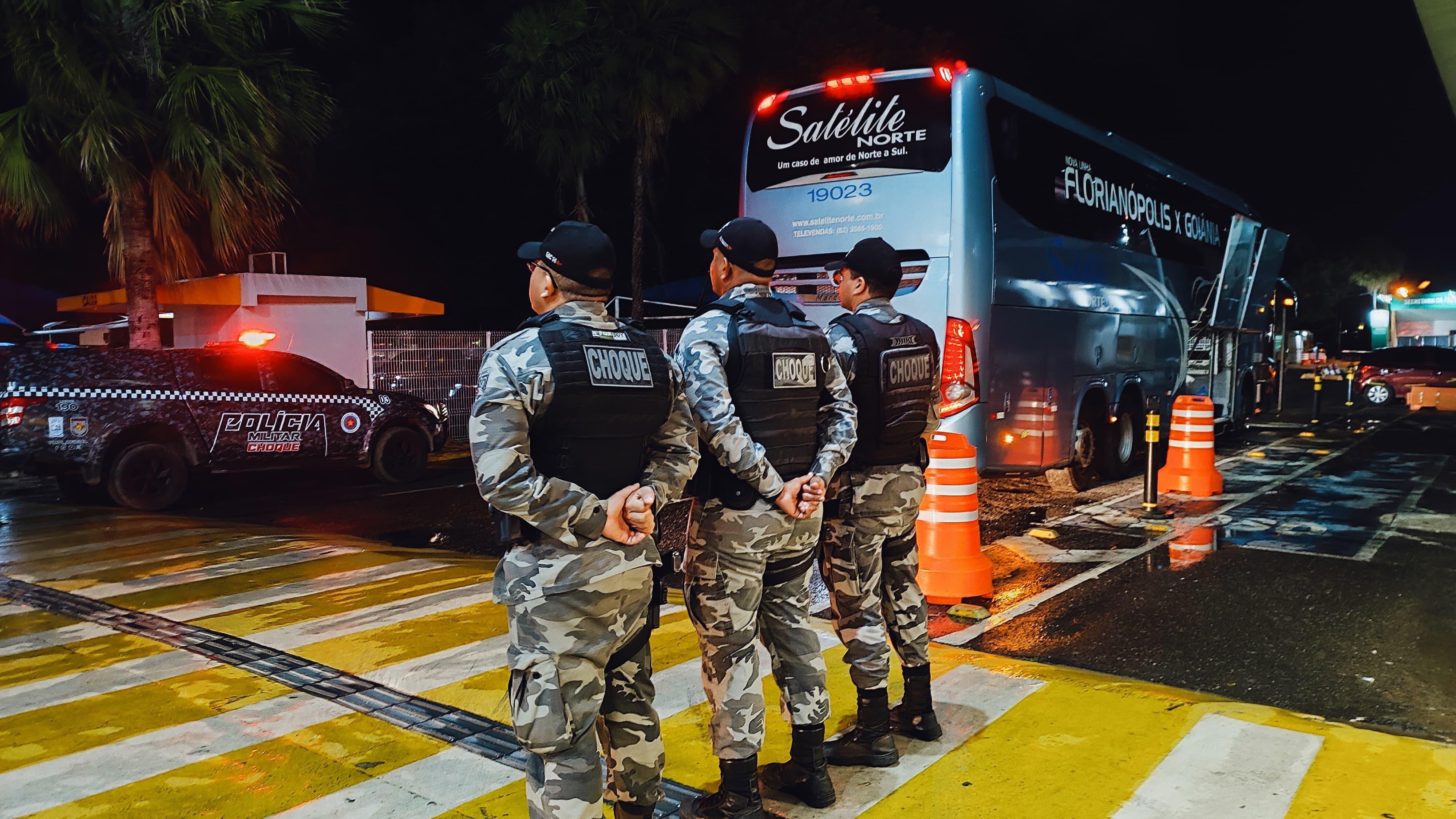 A segurança atende não apenas os arredores do estádio, mas também a proteção da arbitragem, times e torcedores dentro das instalações.