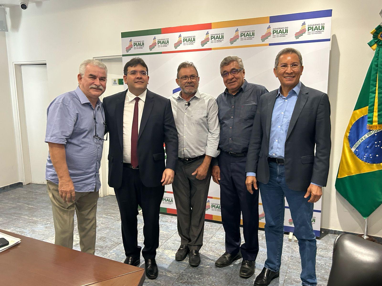 Oscar de Barros, Rafael Fonteles, Luiz Brandão, Roberto John e Mussoline Guedes no palácio de Karnak