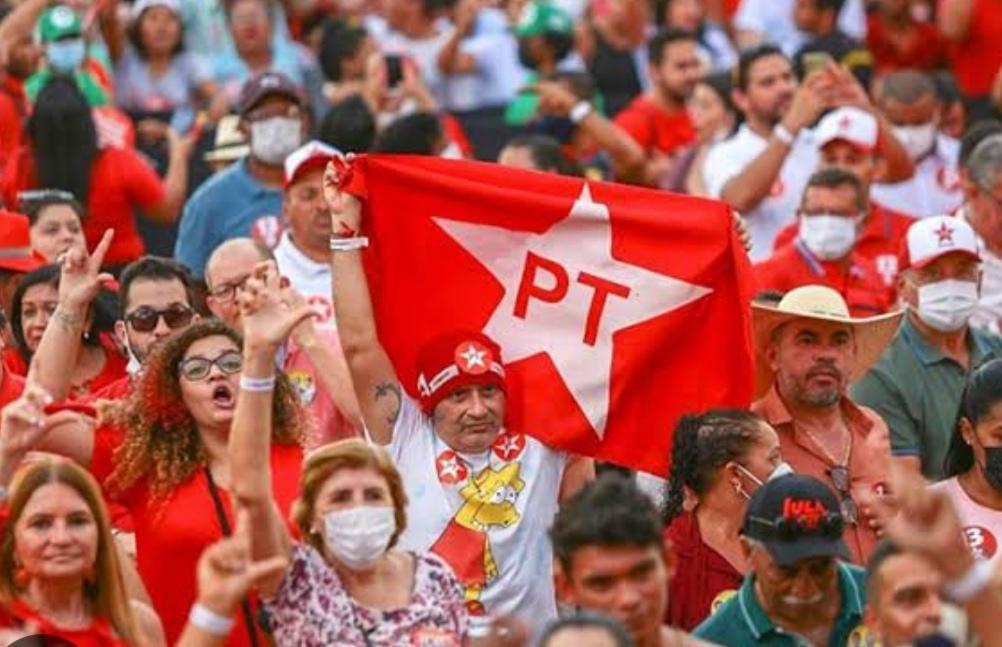 As bandeiras do PT estão em fachadas de prédios e casas por todo o país
