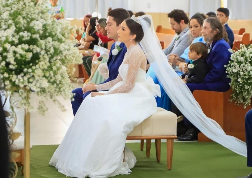 Cristina e o noivo Cristopher no altar